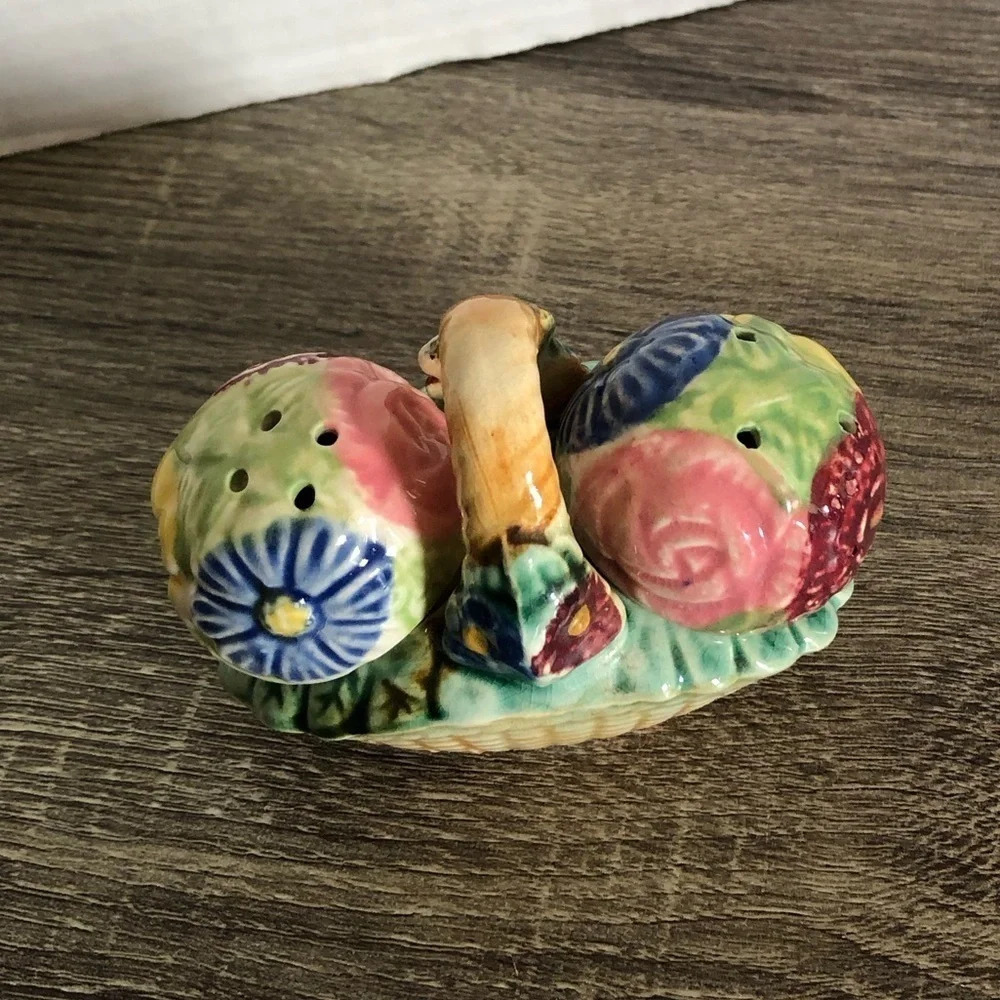 Vtg Ceramic Salt and Pepper Set
